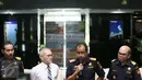 Direktur Jenderal Bea Cukai, Heru Pambudi didampingi jajarannya memberikan penjelasan terkait dengan pemberitaan yang beredar bahwa KPK yang melakukan penggeledahan Kantor Pusat Bea Cukai, Jakarta, Senin (6/3). (Liputan6.com/Faizal Fanani)