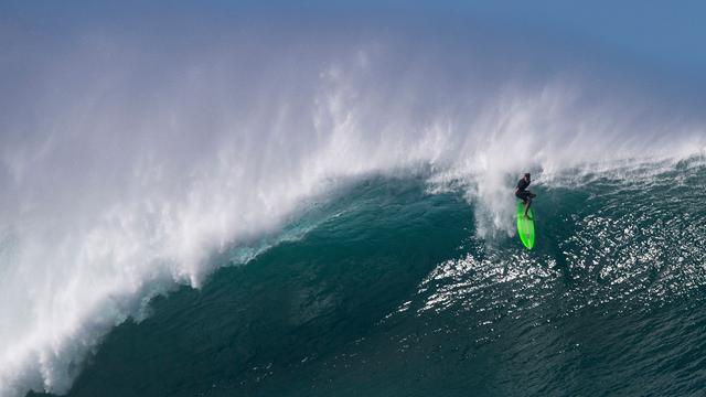Aksi Peselancar Dunia Taklukkan Ombak Pantai Utara O’ahu
