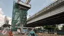 Suasana proyek pembangunan jembatan layang (flyover) di Jalan Kapten P. Tendean, Jakarta Selatan, Kamis (14/7). Aktivitas pembangunan jalan layang busway Tendean-Ciledug masih belum berjalan penuh pasca libur Lebaran. (Liputan6.com/Yoppy Renato)
