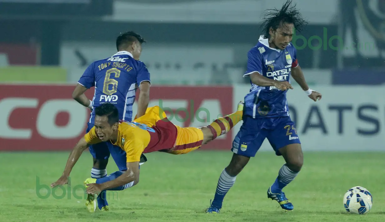 Antoni Putro (tengah), gelandang Arema Cronus berduel dengan pemain Persib, Tony Sucipto (kanan) pada laga turnamen sepak bola Bali Island 2016 di Stadion Kapten I Wayan Dipta, Gianyar, Bali Selasa (23/2/2016). (Bola.com/Peksi Cahyo)
