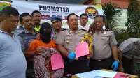 Polisi merilis penangkapan pencurian kabel yang rugikan Telkom puluhan juta (Liputan6.com/Pramita Tristiawati)