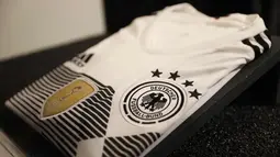 Jersey terbaru Timnas Jerman untuk Piala Dunia 2018 di Rusia saat diperkenalkan di Berlin (7/11). Desain jersey utama tim Der Panzer ini masih diproduksi Adidas dengan warna dominan putih dipadu gradasi hitam di bagian dada. (AFP Photo/Ganjil Andersen)