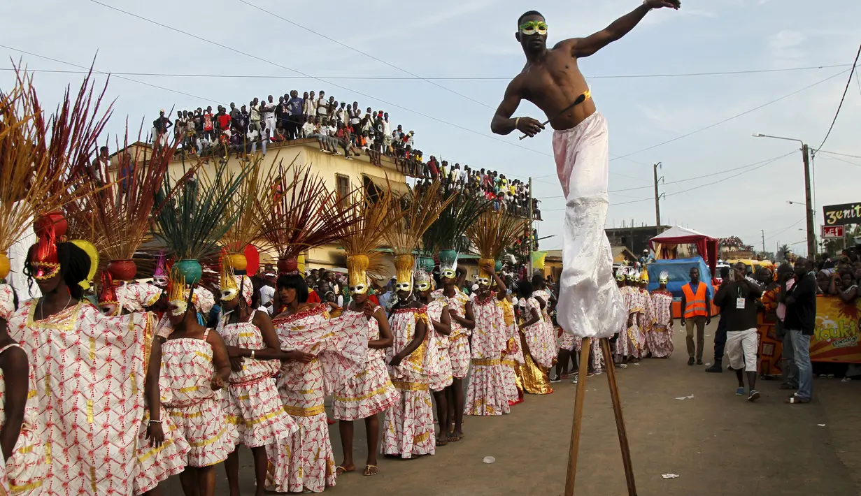 Sejumlah menggunakan kostum unik untuk mengikuti parade Popo (topeng) dalam karnaval Bonoua , di timur Abidjan, Pantai Gading, (9/4). (REUTERS / Luc Gnago)