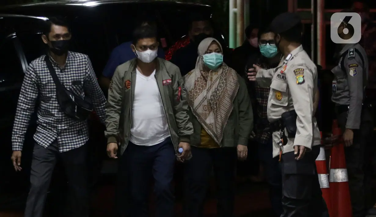 Bupati Kolaka Timur (Koltim) Sulawesi Tenggara, Andi Merya Nur (ketiga kiri) saat tiba di Gedung KPK, Jakarta, Rabu (22/9/2021). Sebelumnya, Andi Merya Nur terjaring operasi tangkap tangan (OTT) KPK bersama lima orang lainnya pada Selasa (21/9) malam. (Liputan6.com/Helmi Fithriansyah)