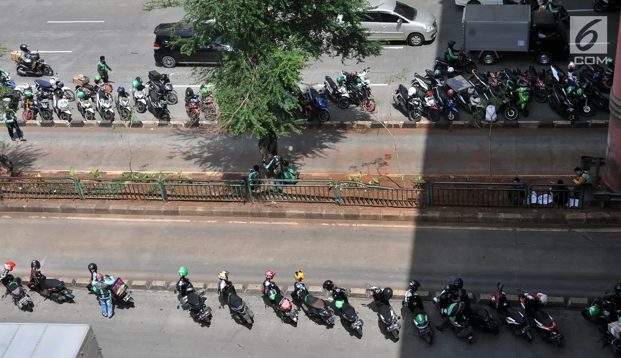 Puluhan sepeda motor milik pengendara ojek online saat parkir di badan jalan kawasan Mangga Dua, Jakarta, Selasa (23/4). Kurangnya pengawasan petugas dan tidak disiplinnya pengendara ojek online menyebabkan kemacetan kendaraan yang melintas di kawasan tersebut. (merdeka.com/Iqbal S. Nugroho)
