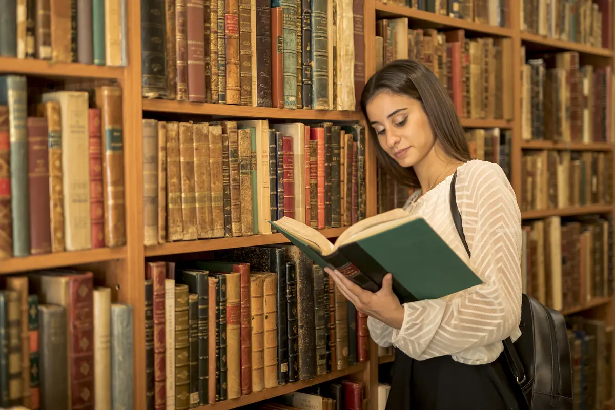 Ilustrasi perpustakaan, membaca buku, belajar