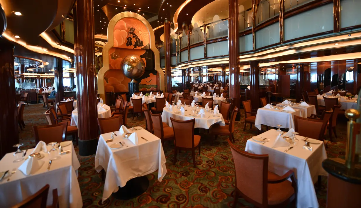 Suasana restoran kapal pesiar MS Queen Victoria ketika berlabuh di La Rochelle, Prancis, 10 April 2018. MS Queen Victoria melakukan pelayaran perdananya pada 11 Desember 2017, selama 10 hari ke Eropa Utara. (AFP PHOTO / XL / XAVIER LEOTY)