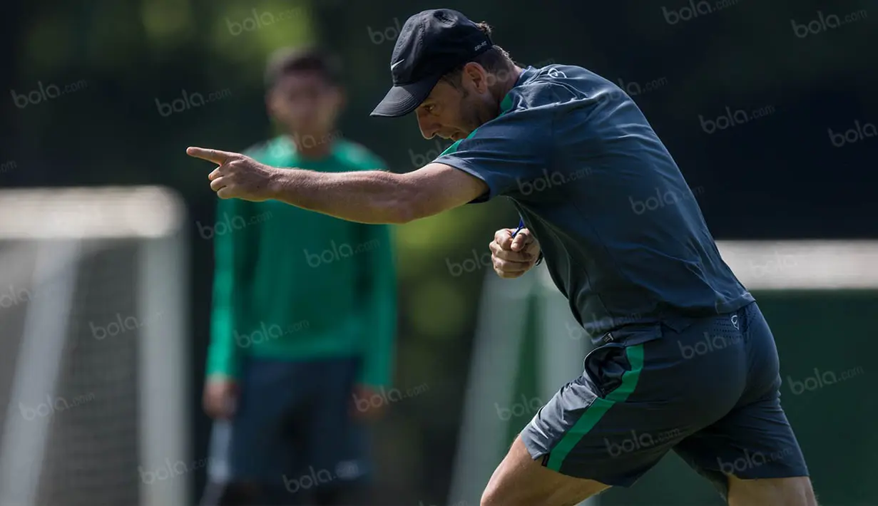 Asissten pelatih timnas Indonesia, Wolfgang Pikal, memberikan arahan saat latihan di Lapangan Sekolah Pelita Harapan, Banten, Sabtu (29/10/2016). Latihan ini digelar untuk persiapan jelang Piala AFF, November mendatang. (Bola.com/Vitalis Yogi Trisna)  