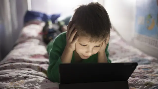 Dampak Screen Time Terhadap Kecerdasan dan Kreativitas Anak (photo by freepik.com)