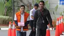 Pengacara Alfin Suherman (kiri) selaku penyuap Aspidum Kejati DKI Jakarta Agus Winoto akan menjalani pemeriksaan di Gedung KPK, Jakarta, Senin (12/8/2019). Alfin diperiksa sebagai tersangka terkait suap penangan perkara penipuan investasi Sendy Perico. (merdeka.com/Dwi Narwoko)