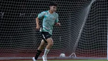 Pemain Timnas Indonesia U-16, Matthew Baker melakukan jogging dalam sesi official training di Stadion UNS, Solo, Jawa Tengah, Minggu (30/6/2024) jelang menghadapi Australia dalam laga semifinal Piala AFF U-16 pada Senin (1/7/2024) di Stadion Manahan, Solo. (Bola.com/Abdul Aziz)