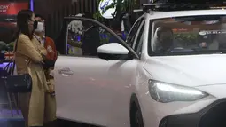 Sang ayah kemudian mencoba memasuki cockpit New MG HS untuk merasakan ergonomi dan suasana kabin depan New MG HS. Momen ini disaksikan oleh istri dan anaknya yang menunggu di luar. Seorang kepala keluarga yang baik tentu akan memilih yang terbaik untuk pasangan dan buah hatinya.