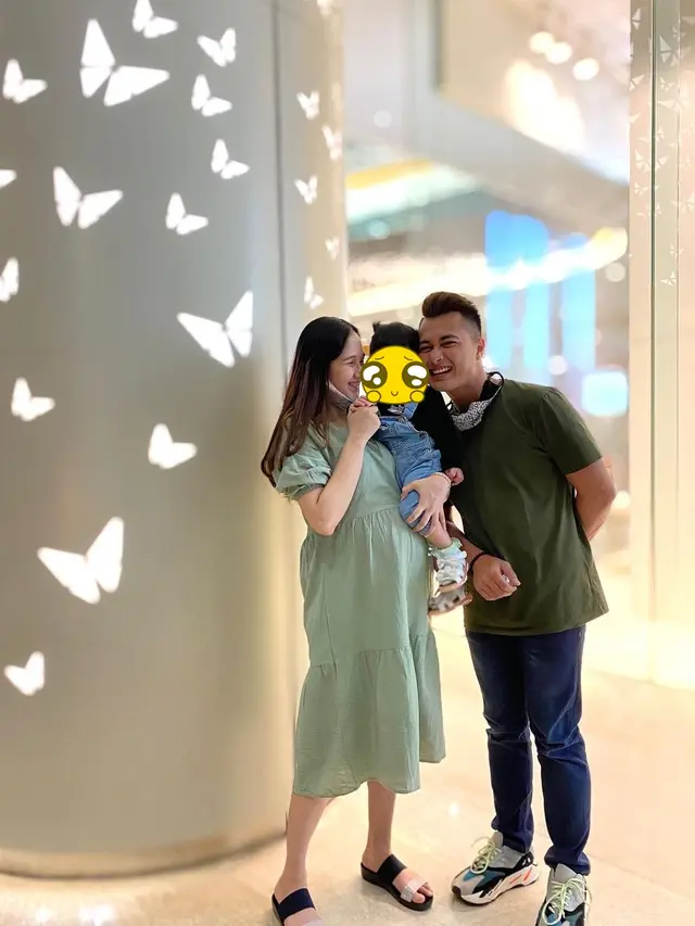 Nantikan Anak Kedua, Ini 7 Potret Kebersamaan Eza Gionino dan Istri yang Hamil Besar