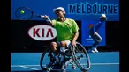 Pertandingan final tunggal pria kursi roda antara petenis Jepang, Shingo Kunieda dan Stephane Houdet dari Perancis di turnamen tenis Australia Terbuka 2015 di Melbourne,Australia,  (31/1/2015). (REUTERS / Issei Kato)