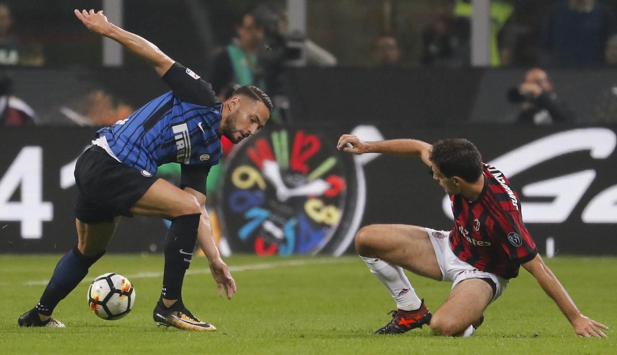 Bek Inter Milan, Danilo D'Ambrosio, berusaha melewati gelandang AC Milan, Giacomo Bonaventura, pada laga Serie A Italia di Stadion Giuseppe Meazza, Milan, Minggu (15/10/2017). Inter Milan menang 3-2 atas AC Milan. (AP/Antonio Calanni)