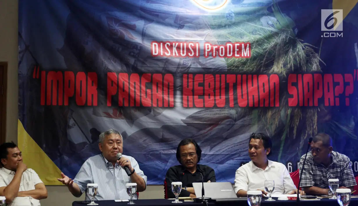 Komunitas Tionghoa Anti Korupsi Lieus Sungkharisma (dua kiri) saat berbicara dalam diskusi Prodem di Jakarta, Kamis (6/12). Impor pangan dianggap mengandung konsekuensi politik. (Liputan6.com/JohanTallo)