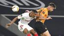 Pemain Sevilla, Fernando, berebut bola dengan pemain Wolverhampton Wanderers, Leander Dendoncker, pada perempat final Liga Europa, Selasa (11/8/2020). Sevilla menang dengan skor 1-0. (Ina Fassbender/Pool Photo via AP)
