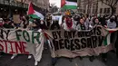 Para pengunjuk rasa pro-Palestina berpartisipasi dalam unjuk rasa "All out for Palestine" di luar Universitas Columbia di New York pada 2 Februari 2024. (Yuki IWAMURA/AFP)