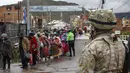 Seorang tentara memeriksa lalu lintas pejalan kaki di perbatasan Peru dengan Bolivia di desa Desaguadero, Peru, pada 18 Februari 2022. Pemerintah Peru membuka kembali perbatasan dengan Bolivia dan Ekuador setelah ditutup hampir dua tahun karena pandemi Covid-19. (Carlos MAMANI/AFP)