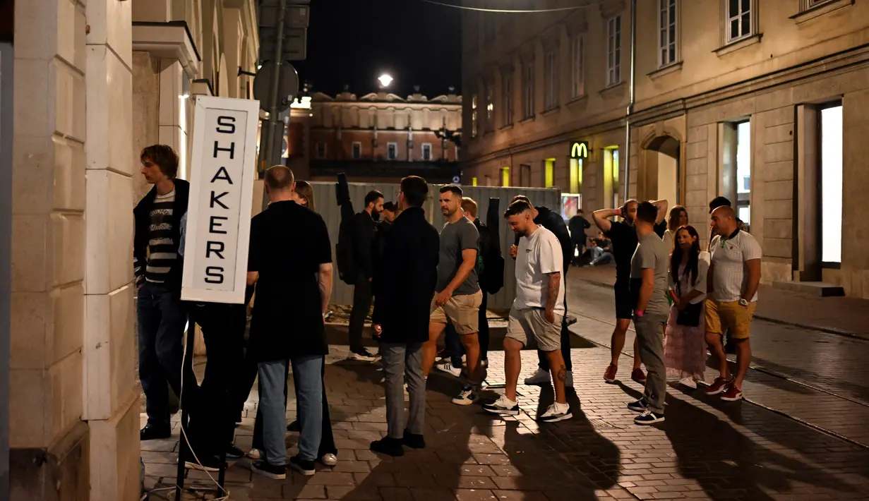 Tahun lalu, ada 6.800 intervensi polisi di pusat kota, banyak dari mereka karena minum alkohol dan menghancurkan properti publik. Dua pertiga mengakibatkan denda, menurut juru bicara kepolisian kota Marek Aniol. (Sergei GAPON / AFP)