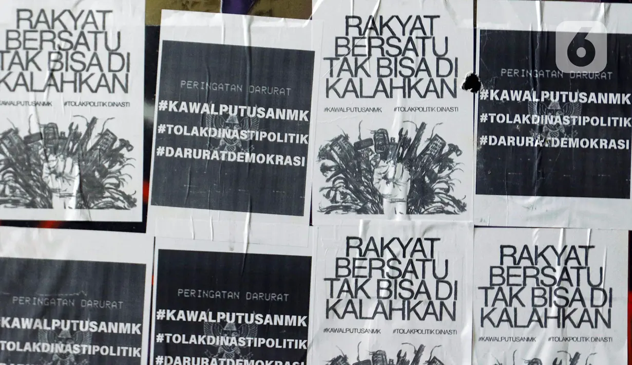Massa pengunjuk rasa juga menempelkan kertas bertuliskan pesan-pesan di tembok sekitar Gerbang Pancasila Kompleks Parlemen. (Liputan6.com/Herman Zakharia)