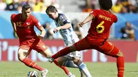 Lionel Messi coba gocek Witsel dan Daniel van Buyten (. REUTERS/Dominic Ebenbichler)