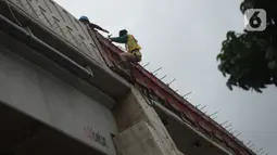 Pekerja menyelesaikan proyek pembangunan jalan layang (flyover) Cakung, Jakarta, Kamis (28/1/2021). Bina Marga DKI Jakarta akan melakukan uji coba penggunaan flyover dengan biaya pembangunan  Rp 261 miliar tersebut pada Febuari mendatang. (merdeka.com/Imam Buhori)