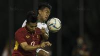 Gelandang Timnas Indonesia, Febri Hariyadi, berebut bola dengan pemain Vietnam pada laga SEA Games di Stadion MPS, Selangor, Selasa (22/8/2017). Kedua negara bermain imbang 0-0. (Bola.com/Vitalis Yogi Trisna)