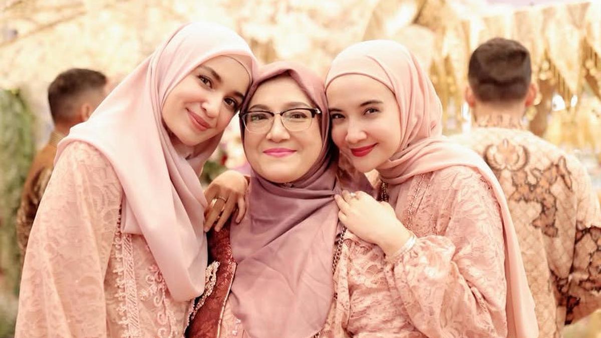 6 Gaya Kompak Zaskia dan Shireen Sungkar Bersama Ibunda Kenakan Baju Brokat saat Kondangan Bareng