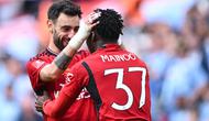 Kobbie Mainoo dan Bruno Fernandes - Manchester City Vs Manchester United di final Piala FA 2023/2024 (AFP/Justin Tallis)