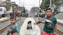 Anak-anak bermain di sekitar rel kereta api di kawasan Pademangan, Jakarta, Kamis (8/11). Kurangnya lahan bermain menyebabkan anak-anak tersebut bermain di tempat yang tidak semestinya dan membahayakan keselamatan. (Liputan6.com/Immanuel Antonius)