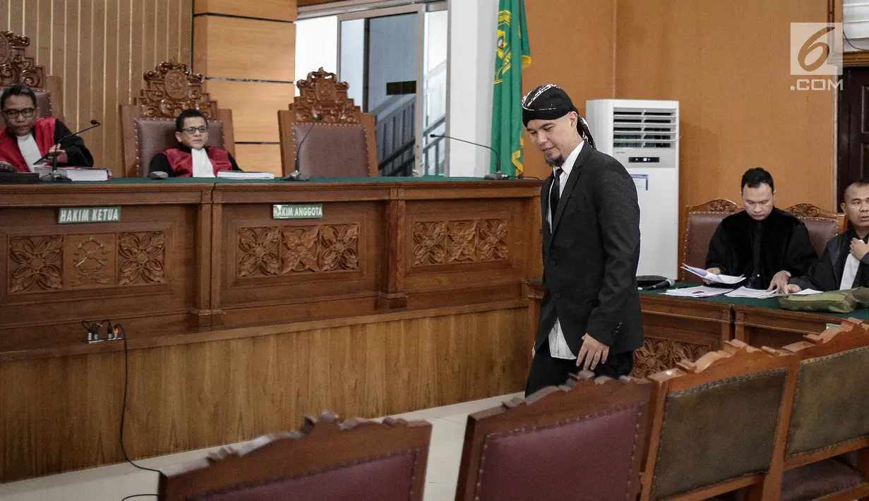 Musikus Ahmad Dhani bersiap menjalani sidang kasus ujaran kebencian  di PN Jakarta Selatan, Senin (23/4). Sidang lanjutan kali ini adalah pembacaan eksepsi atau nota keberatan atas dakwaan Jaksa Penuntut Umum (JPU). (Liputan6.com/Faizal Fanani)
