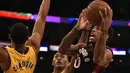 Pemain Toronto Raptors DeMar DeRozan (kanan)  mencoba melakukan tembakan dari hadangan pemain LA Lakers di Staples Center, Sabtu (21/11/2015). (Reuters/Mandatory Credit: Kelvin Kuo-USA TODAY Sports)