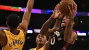 Pemain Toronto Raptors DeMar DeRozan (kanan)  mencoba melakukan tembakan dari hadangan pemain LA Lakers di Staples Center, Sabtu (21/11/2015). (Reuters/Mandatory Credit: Kelvin Kuo-USA TODAY Sports)