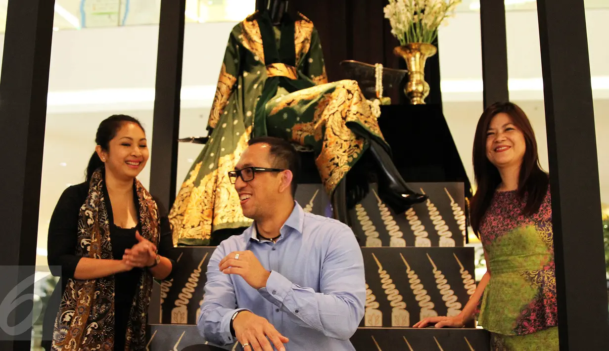 (Kiri) Creative Director Iwan Tirta Private Collection Era Soekamto berbincang di dekat Seni Instalasi Iwan Tirta Private Collection, Jakarta, Kamis (1/10/2015). (Liputan6.com/ Immanuel Antonius) 