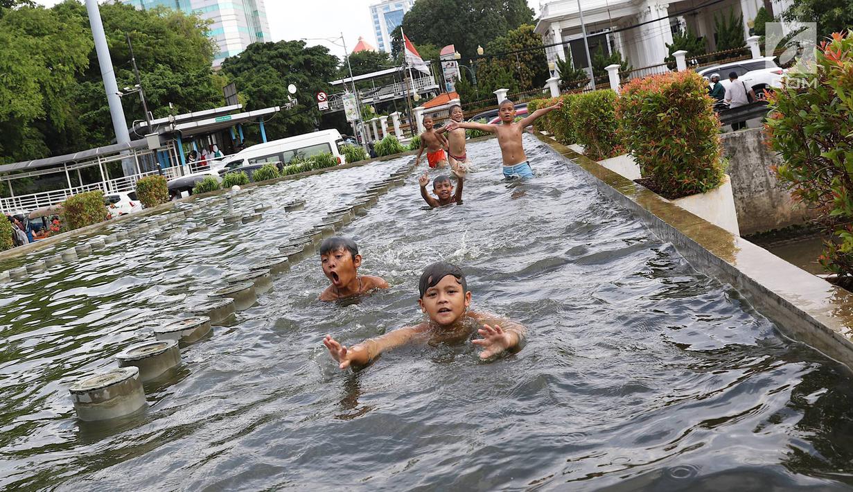 Foto Kolam Air Mancur Pasar Baru Jadi Tempat Berenang Anak Anak