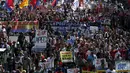 Ribuan orang berbaris melakukan unjuk rasa di jalan dekat lokasi KTT Asia-Pacific Economic Cooperation (APEC) di Manila, Filipina, Kamis (19/11). (REUTERS/Edgar Su)