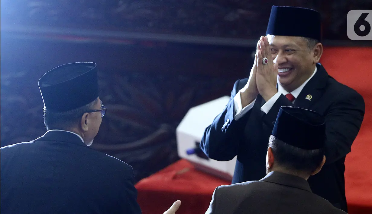 Ketua MPR RI 2019-2024 Bambang Soesatyo memberikan salam kepada mantan Ketua MPR Zulkifli Hasan pada Rapat Paripurna MPR di kompleks parlemen, Jakarta, Kamis (3/10/2019). Bambang Soesatyo resmi menjadi Ketua MPR setelah Fraksi Gerindra di MPR menyatakan sepakat mendukung. (Liputan6.com/Johan Tallo)