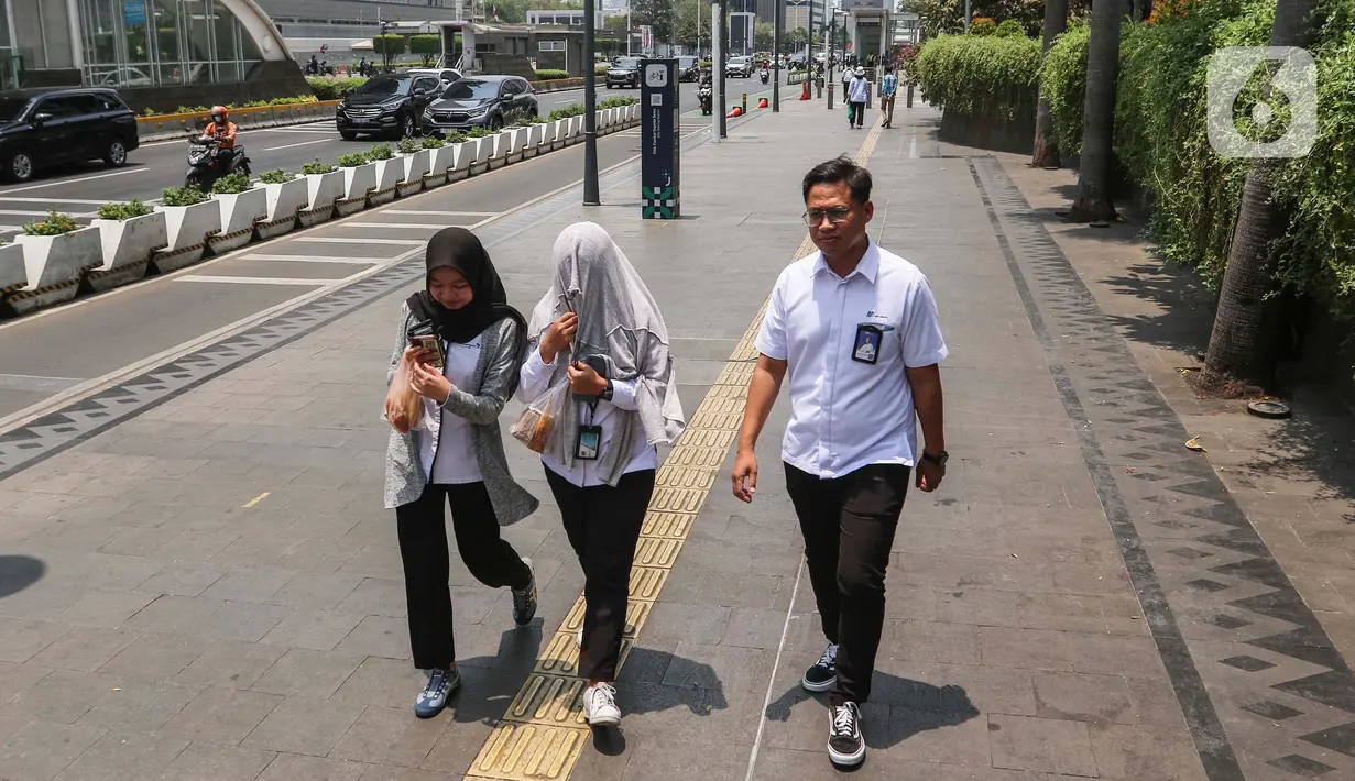 Pada hari tanpa bayangan, sinar Matahari terasa lebih terik dan panas karena posisi yang tegak lurus membuat wilayah pancaran sinar lebih sempit sehingga lebih terkonsentrasi. (Liputan6.com/Angga Yuniar)