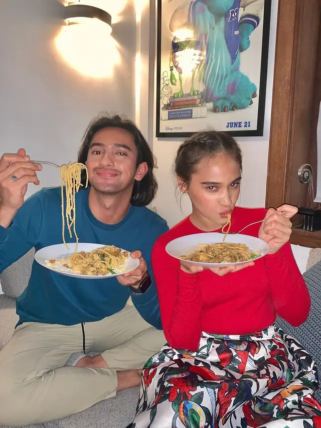 Main Film Bareng, Ini 7 Momen Kebersamaan Omar Daniel dengan Aurora Ribero