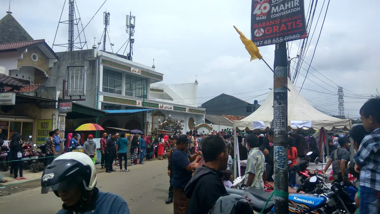 Puluhan bendera kuning menghiasi sepanjang Jalan Legoso, Pisangan, Ciputat Timur, Tangerang Selatan, Banten. (Liputan6.com/Nafiysul Qodar)