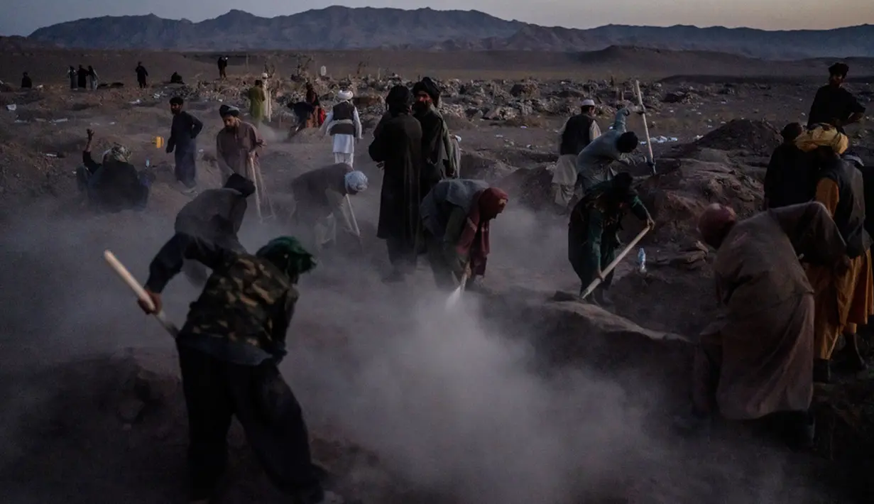Warga memakamkan korban gempa Afghanistan secara massal di Distrik Zenda Jan, Provinsi Herat, sebelah barat Afghanistan, Senin (9/10/2023). (AP Photo/Ebrahim Noroozi)