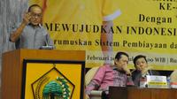 Ketum Partai Golkar Aburizal Bakrie menyampaikan pandangannya dalam Forum Group Discusion (FGD) Partai Golkar, Jakarta, Selasa (17/2). FGD tersebut bagian dari HUT Partai Golkar ke-47. (Liputan6.com/Andrian M Tunay)