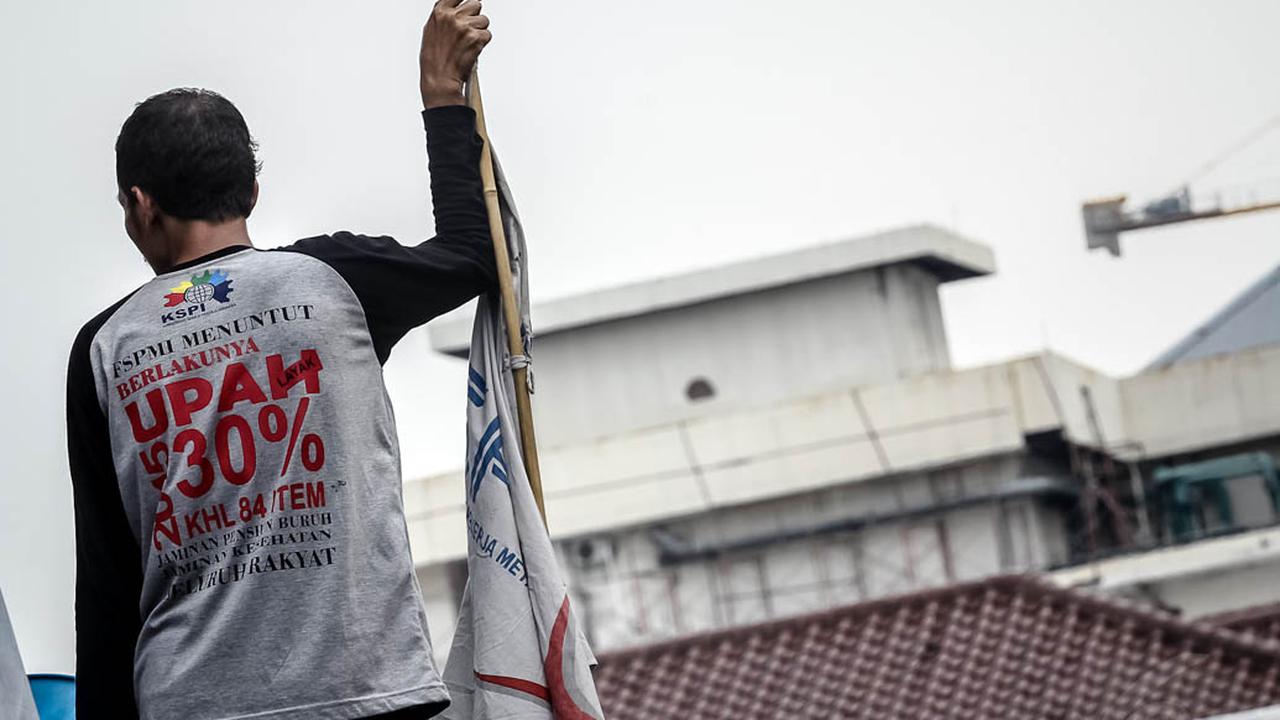 Minta Kenaikan Upah, Ribuan Buruh Kepung Balaikota Lagi