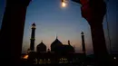 Masjid Jama diterangi cahaya pada bulan suci Ramadan di bawah penerapan lockdown untuk menekan penyebaran virus corona di New Delhi , 25 April 2020. Masjid terbesar di India itu selalu ramai dipenuhi orang-orang saat datangnya Ramadan namun, kini terlihat sepi imbas Covid-19. (Sajjad HUSSAIN/AFP)