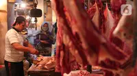 Pedagang daging sapi melayani pembeli di Pasar Senen, Jakarta, Selasa (26/4/2022). Harga sejumlah bahan pangan di Jakarta terpantau mengalami kenaikan jelang Lebaran, di antaranya daging sapi dan ayam. (Liputan6.com/Angga Yuniar)