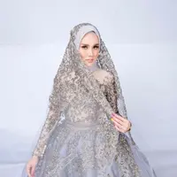Lewat pemotretan terbarunya, Mulan Jameela tampil memesona dalam balutan dress warna abu-abu yang mewah dan hijab. (Instagram/mulanjameela1).
