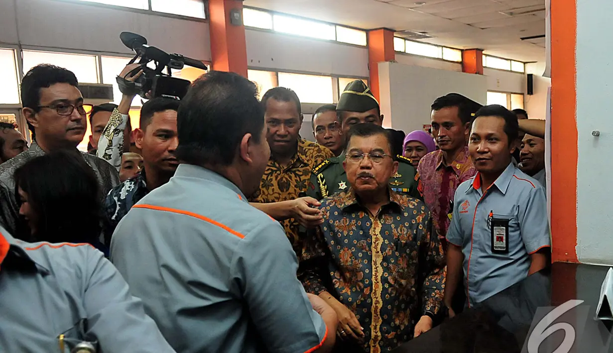  Wakil Presiden Jusuf Kalla disambut petugas sat meninjau pemberian bantuan Program Simpanan Keluarga Sejahtera (PSKS) di Kantor Pos Rawamangun, Jakarta, Rabu (19/11/2014). (Liputan6.com/Johan Tallo) 