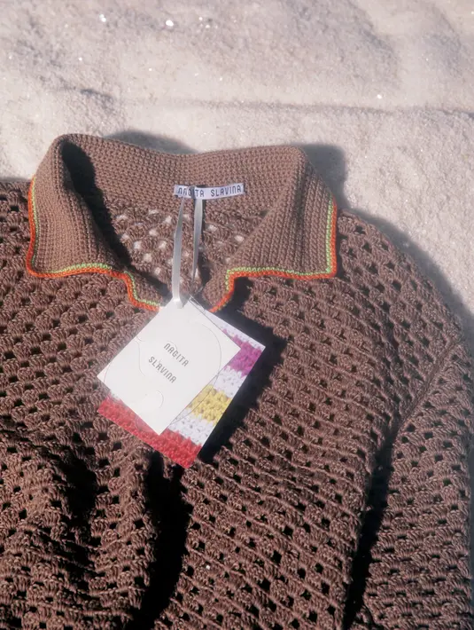 Koleksi debut ini terdiri dari beragam crochet pilihan hasil kolaborasi dengan perajin perempuan, entah itu, saudara perempuan, istri, dan anak perempuan. Foto: Document/Masari.