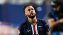 Striker Paris Saint-Germain, Neymar, menahan air mata usai ditaklukkan Bayern Munchen pada laga final di Stadion The Luz, Portugal, Senin (24/8/2020). Kekalahan ini membuat PSG gagal meraih gelar Liga Champions pertamanya. (AFP/David Ramos,Pool)